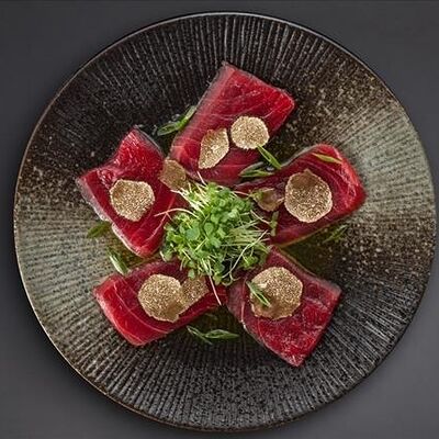 Карпаччо из тунца еллоуфин и черного трюфеля в Bluefin по цене 2310 ₽