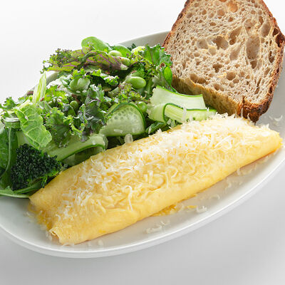 Французский омлет с пармезаном и зелёным салатом в Nothing Fancy по цене 990 ₽