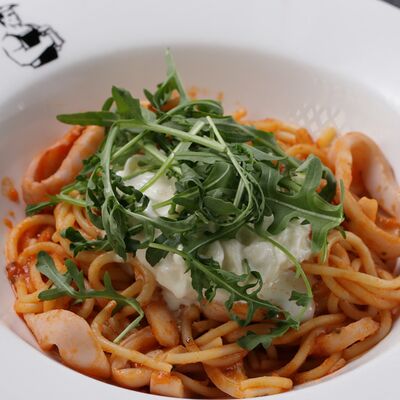 Спагетти с кальмаром и фермерской страчателлой в Сварня по цене 570 ₽