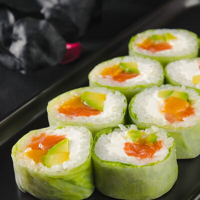 Фреш-ролл с манго и лососем в Sushi7 по цене 712 ₽