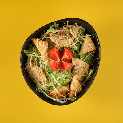 Салат Цезарь с курицей в Lion Eats по цене 249 ₽