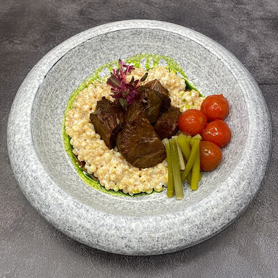 Томленые щечки в мясном соусе наршараб со сливочной ариштой и пикантными томатами в Бумбараш по цене 895 ₽