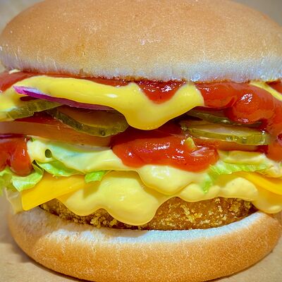 Бургер с куриной котлетой и огурчиком в ЗА ОБЕ ЩЁКИ по цене 270 ₽