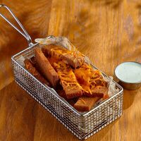 Гренки с сыром и чесночным соусом в BBQ Beer Restaurant