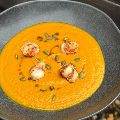 Тыквенный крем-суп с креветками в Encore Cafe по цене 600 ₽