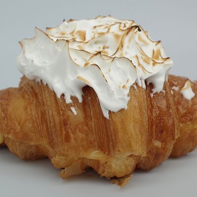 Круассан с лимонный курдом и меренгойв Антон Булкин по цене 310 ₽