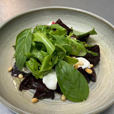Запечённая свекла с фетой в The Green Yard по цене 390 ₽