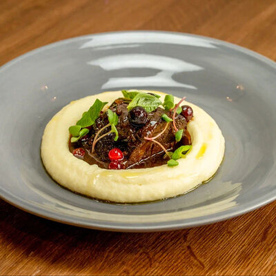 Томленые в винном соусе говяжьи щечки с бархатным картофелем в Il Pizzaiolo по цене 1050 ₽