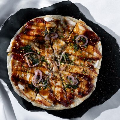 Лепешка Роти с угрём и страчателлой в МОМО по цене 1800 ₽