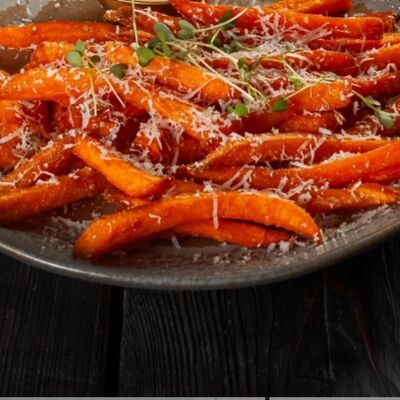 Сладкий батат фри с дегидрированным чеддером и паприкой в Паб Мира по цене 390 ₽