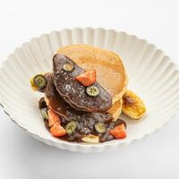 Банановые панкейки с молочным шоколадом в Aroma