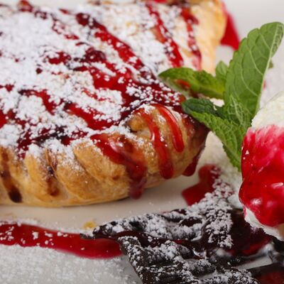 Штрудель вишневый (без мороженого) в Мансарда по цене 400 ₽