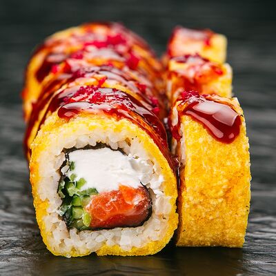 Ролл жареный с лососем в Чоза по цене 449 ₽