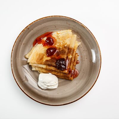 Домашние блинчики с вареньем и сметаной в White Fox Cafe по цене 615 ₽