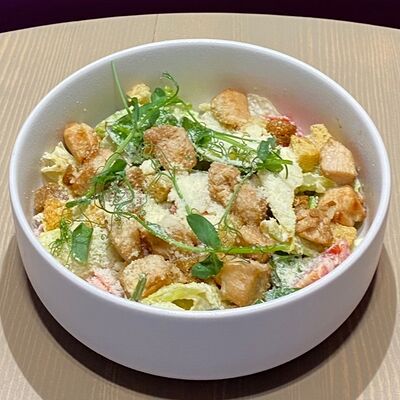 Салат Цезарь в Raison D’être по цене 420 ₽