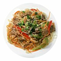 Бун сао бо с жареной говядиной, овощами и рисовой лапшой Бун в Нэм Фо