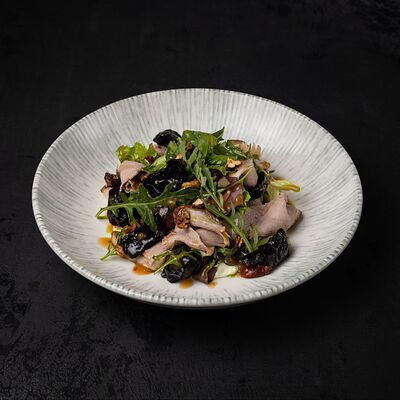 Салат с копченой уткой и вяленой свеклой в Прага по цене 800 ₽