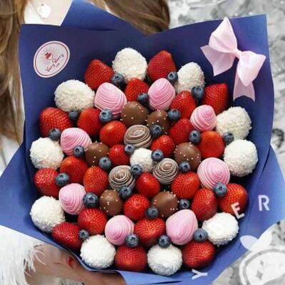 Букет Нежный Шарм L в Клубника в шоколаде VeryBerryLab по цене 12380 ₽