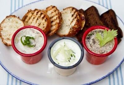Разные намазки с гренками: копчёная скумбрия, грибная, твороженая с зеленью и солёным огурцом в Одесса-мама по цене 590