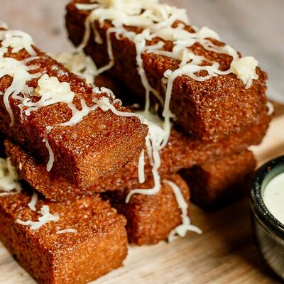 Гренки с сыром и соусом в Бурум по цене 120 ₽