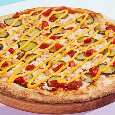 Чизбургер пицца 25 см в Ostrov по цене 693 ₽