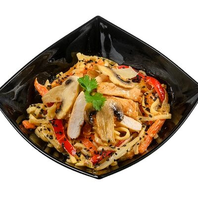 Wok с курицей и грибами в сливочном соусе в Джей Сан Иглино по цене 390 ₽