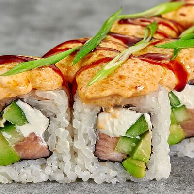 Запеченный с лососем New в Суши муши по цене 399 ₽