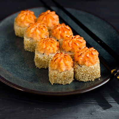 Запеченный ролл с креветкой в Yomayo по цене 485 ₽