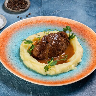 Говяжьи щечки с картофельным пюре в Фиеста по цене 1200 ₽