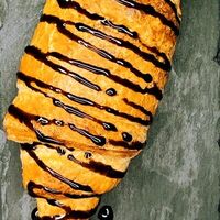 Круассан с Нутеллойв Cafe+Vibe