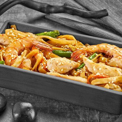 Удон с креветкой и курицей в сладком соусе Чили в Суши Мастер по цене 319 ₽