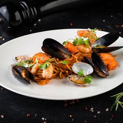 Паста с морепродуктами в томатном соусе в Catch по цене 34 р.