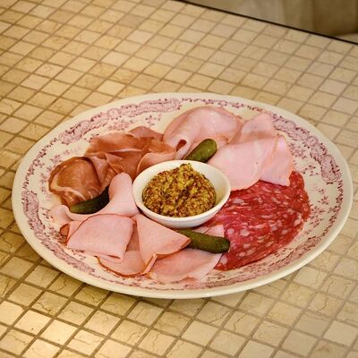 Прошутто, мортаделла, салями, окорок в Мари по цене 720 ₽