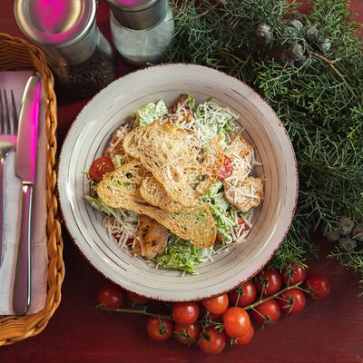 Салат Цезарь с курицей в Жара по цене 699 ₽