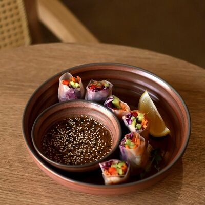 Спринг-роллы с овощами, креветками и пикантным соусом в Rice foodcoffee по цене 3066 ₸