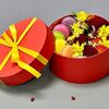 Цветочная композиция с макарунами в подарочной коробкев Дарите красиво по цене 3150