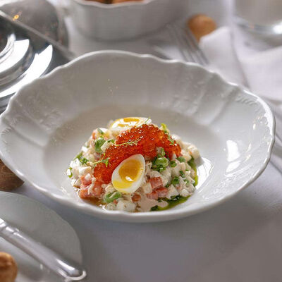 Оливье с крабом и красной икрой в Плакучая Ива по цене 1650 ₽