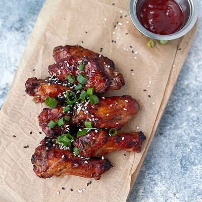 Копченые крылья BBQ с соусом в Food market skolkovo по цене 690 ₽