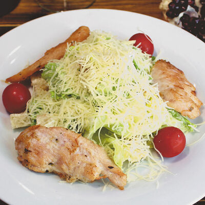 Цезарь с куриным филе в Восточная сказка по цене 480 ₽