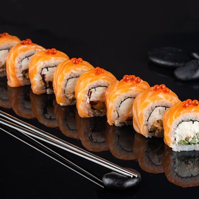 Филадельфия с икрой в Татаки по цене 699 ₽