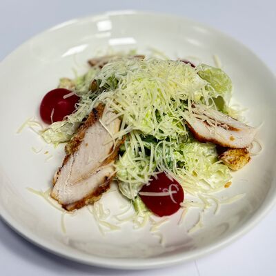 Салат Цезарьв ТРИ КАЗАНА по цене 490 ₽