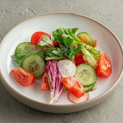 Салат из свежих овощей в United Butchers по цене 450 ₽