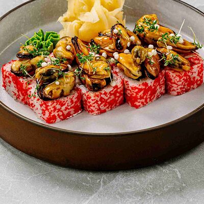 Ролл с мидиями и угремв Крем кафе по цене 775 ₽