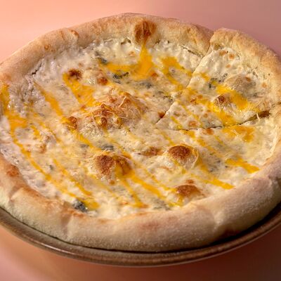 Пицца 4 сыра в Cafe People по цене 430 ₽