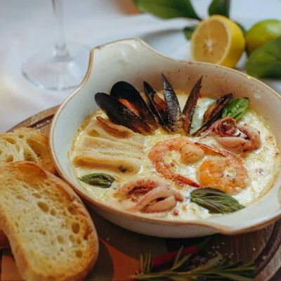 Морепродукты, запеченные в сливочном соусе с пармезаном в Роланд по цене 1320 ₽