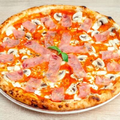 Пицца с ветчиной и грибами в Pasta Verde по цене 1200 ₽