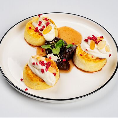 Сырники со сливовым вареньем и сметанойв Муза по цене 370 ₽