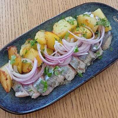 Сельдь с картофелем и зеленым луком в Кинза и Руккола по цене 490 ₽