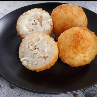 Рисовые шарики с курицей в Суши Мастер по цене 169 ₽