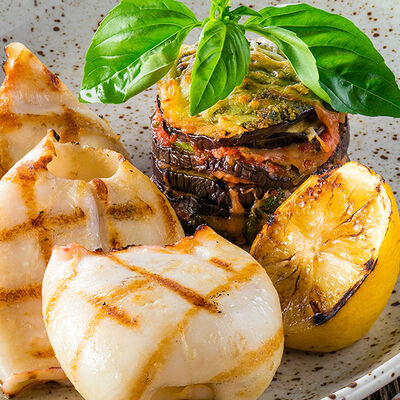 Кальмар на гриле с овощами в Goodman по цене 790